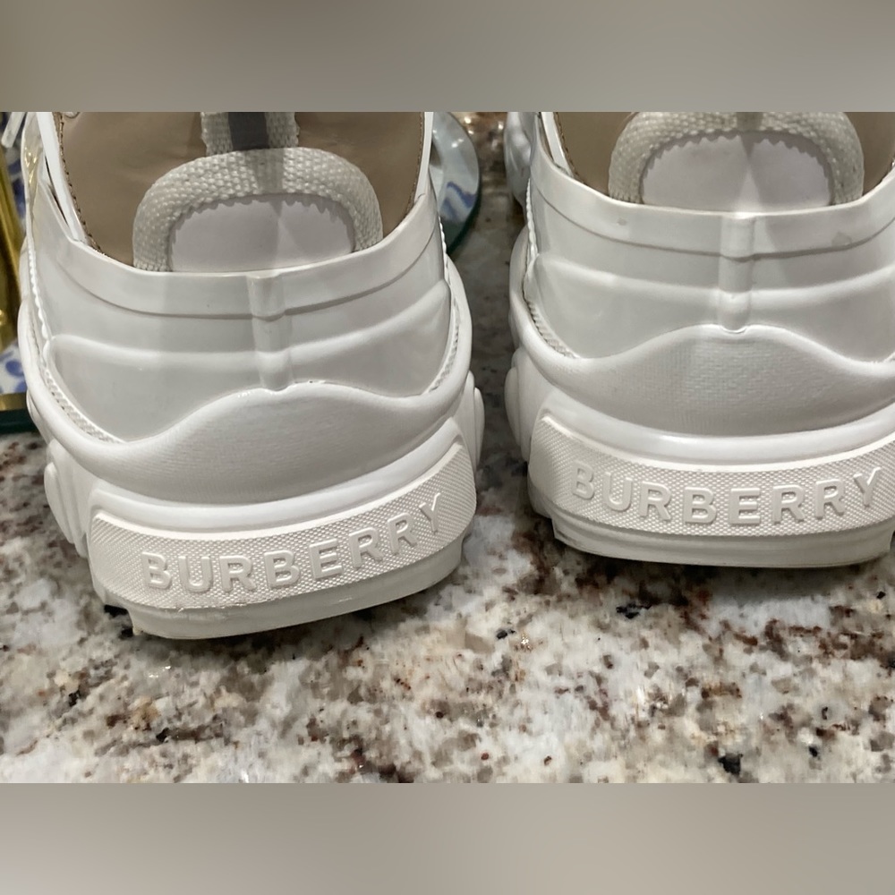❌SOLD❌Burberry Tennis Shoes - Picture 7 of 9